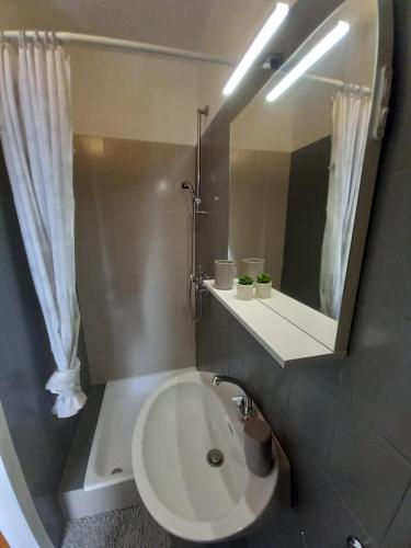 拉布的住宿－SOBE ŠOTIĆ，一间带水槽和镜子的浴室