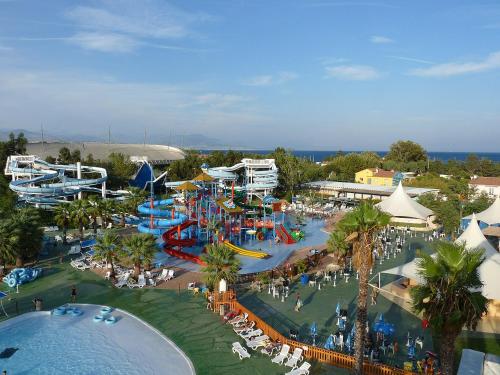 - une vue aérienne sur un parc d'attractions avec un parc aquatique dans l'établissement Villa Super Cannes, à Vallauris