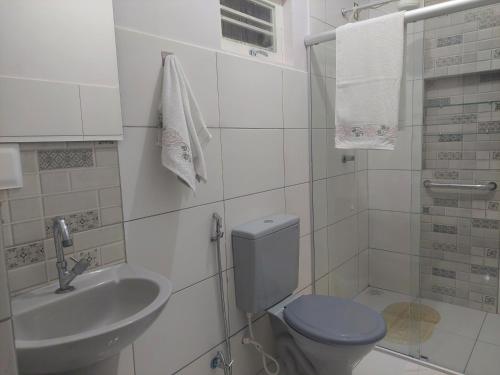 ペトロリーナにあるKitnet Vila Marcelaのバスルーム(トイレ、洗面台付)