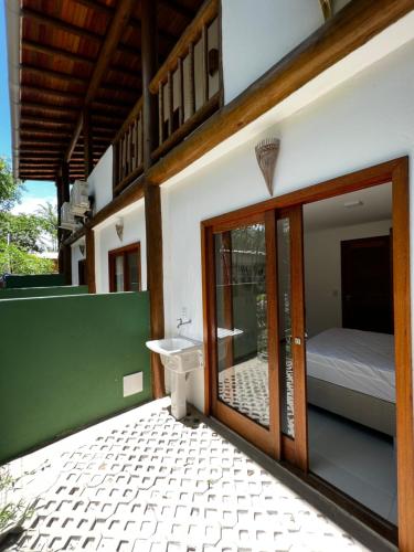 een badkamer met een bed en een wastafel op een huis bij Flat em Taipu de Fora - Cond Vila Taipu in Barra Grande