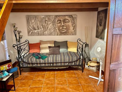 un divano in una stanza con una statua sul muro di Villa de Taburiente a El Paso