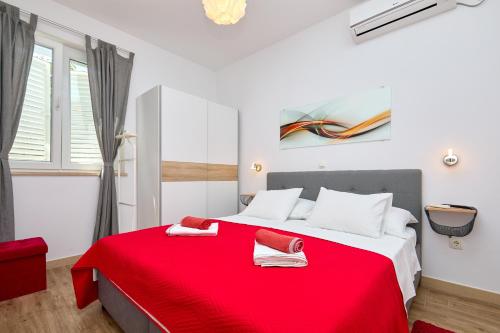 En eller flere senge i et værelse på Apartment Aqua Dream - Private Jacuzzi, Wood BBQ , Terrace , Ground floor