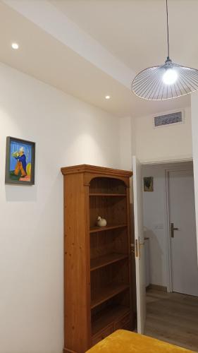 une chambre avec une étagère en bois et un plafond dans l'établissement MENTON A 2 pas des plages de sable et du centre ville beau 3 pièces pour 3 personnes, à Menton