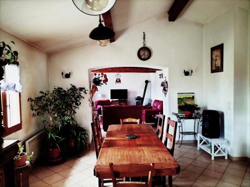 Sumène的住宿－Maison cooconing，一间用餐室,在房间内配有木桌