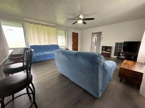 sala de estar con sofá azul y mesa en Cozy 2 bedroom near Volcano Park en Mountain View
