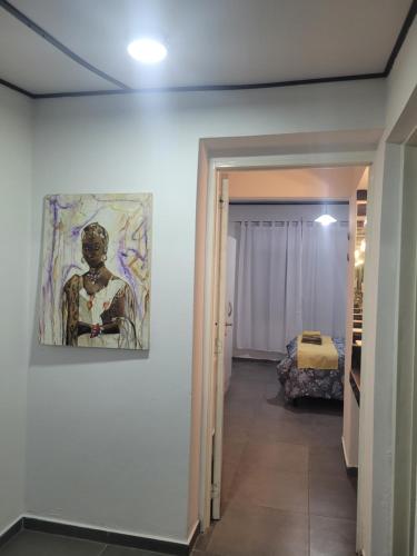 un couloir avec une peinture accrochée au mur dans l'établissement Departamento Mis Nonos 2, à Mendoza