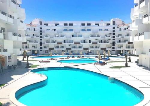 The swimming pool at or close to Studio Apartment