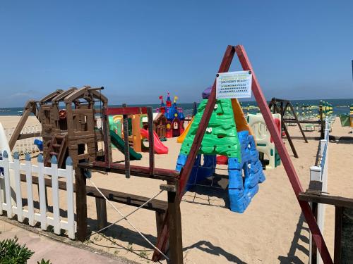 un grupo de equipos de juegos en la playa en Conero-30 mt dal Mare, Balcone V i s t a Mare e Spiaggia di sabbia en Porto Potenza Picena