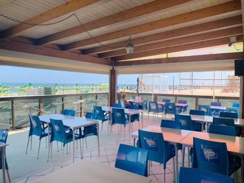 מסעדה או מקום אחר לאכול בו ב-Conero-30 mt dal Mare, Balcone V i s t a Mare e Spiaggia di sabbia