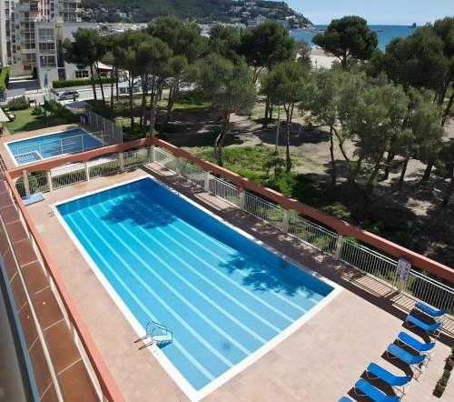 uma vista superior de uma piscina num resort em ALMA BEACH ESTARTIT em L'Estartit