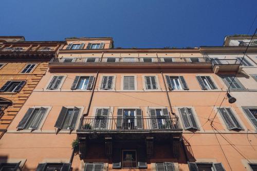 ローマにあるMàs Boutique Hotel Romeの窓とバルコニー付きの高層ビル