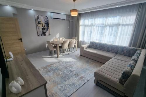 een woonkamer met een bank en een tafel bij 2 BR - In the Hearth of Kadıköy in Istanbul