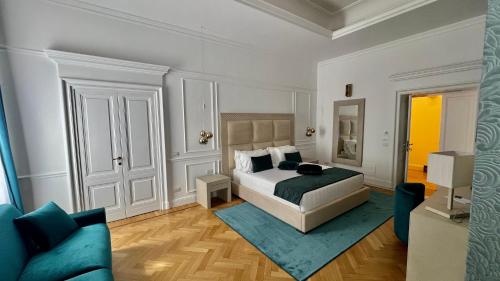 una camera con letto e tappeto blu di Màs Boutique Hotel Rome a Roma