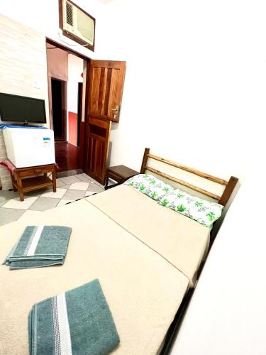 Een bed of bedden in een kamer bij Pousada Diniz