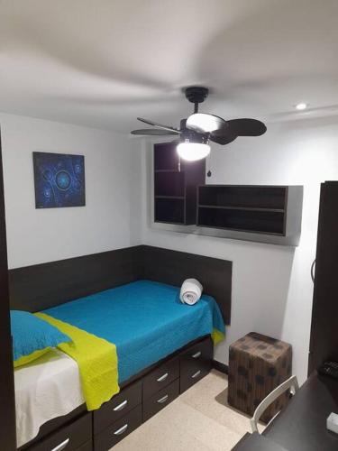a bedroom with a bed and a ceiling fan at R.1105 Estudio Ejecutivo, céntrico y funcional. in Panama City