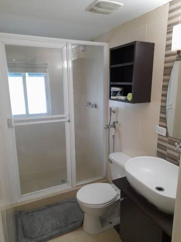 a bathroom with a shower and a toilet and a sink at R.1105 Estudio Ejecutivo, céntrico y funcional. in Panama City