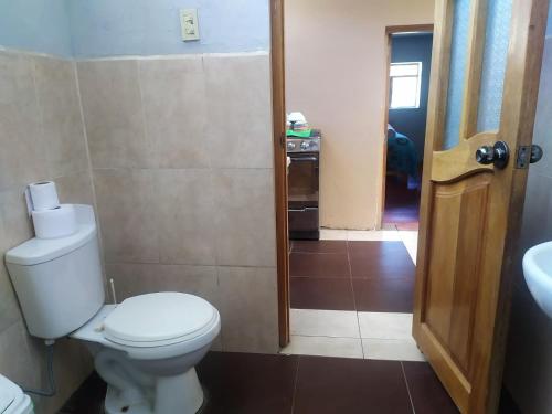 bagno con servizi igienici e lavandino di mini-hogar en santa teresa a Santa Teresa