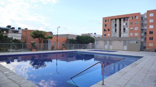 - une grande piscine d'eau bleue dans un bâtiment dans l'établissement Encantador y Cómodo apartamento en condominio, à Cúcuta