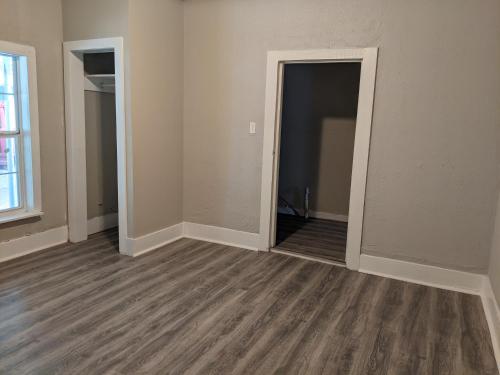 une pièce vide avec un couloir et une porte ouverte dans l'établissement Maple House -Near Lakes, à Duncan
