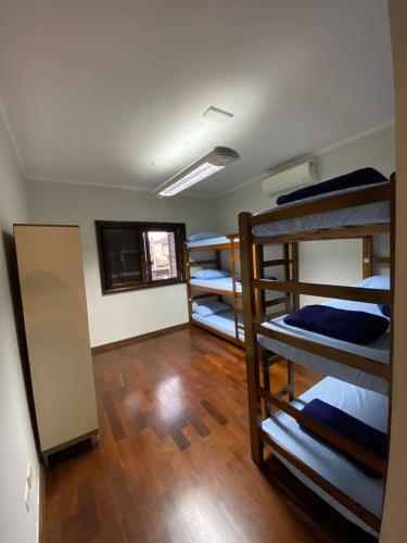 Cette chambre comprend plusieurs lits superposés. dans l'établissement Lulle Hostel, à São Paulo