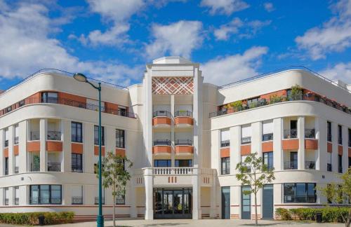 an office building with a white building at Suite Riviera - Vue Disneyland in Chessy