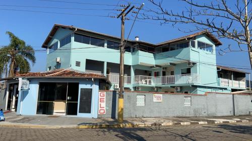 a building on the corner of a street at Pousada Suíte Verde Mar in Ubatuba