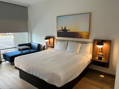 a bedroom with a large bed and a large window at La Quinta Inn & Suites by Wyndham Manchester - Arnold AFB in Manchester