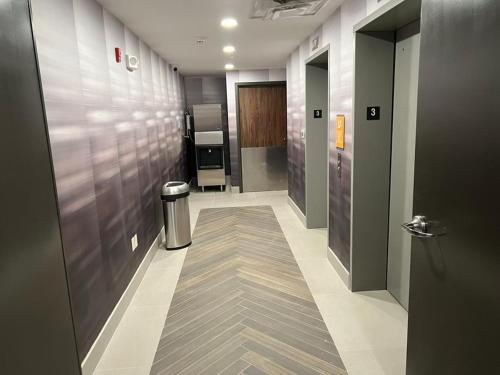 un couloir d'un bureau avec une poubelle dans l'établissement La Quinta Inn & Suites by Wyndham Manchester - Arnold AFB, à Manchester