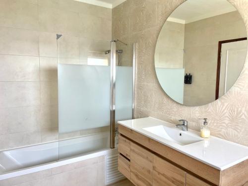 La salle de bains est pourvue d'un lavabo et d'un miroir. dans l'établissement Colina do Elétrico, à Figueira da Foz