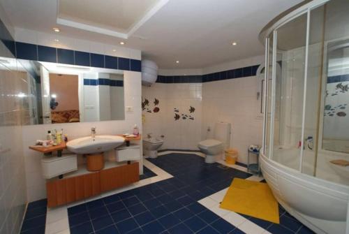 un bagno con lavandino, vasca e WC di Elba Luxury Villa a Sharm El Sheikh
