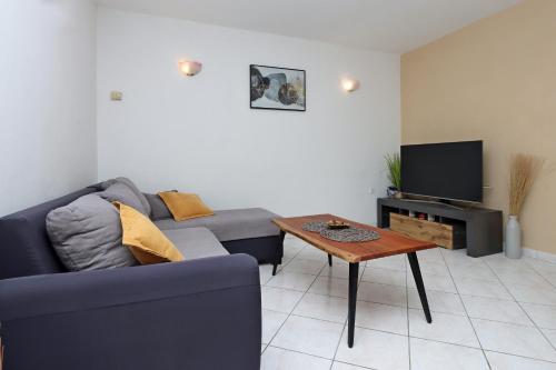 ein Wohnzimmer mit einem Sofa und einem Couchtisch in der Unterkunft Apartments with a parking space Brsec, Opatija - 7755 in Brseč