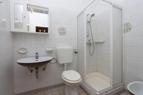 y baño con aseo, lavabo y ducha. en Rooms with WiFi Brsec, Opatija - 7768, en Brseč