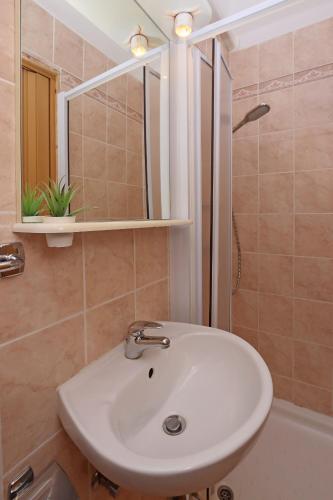 Ένα μπάνιο στο Rooms with WiFi Brsec, Opatija - 7768