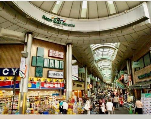 東京的住宿－大山駅徒步4分平层90㎡超大客厅光线充沛（池袋至近），一个大市场,人们在大楼里走来走去