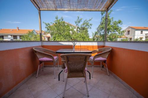 Apartments with a parking space Losinj, Losinj - 20594