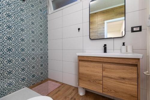 uma casa de banho com um lavatório e um espelho em Apartments with WiFi Karlovac - 20990 em Karlovac