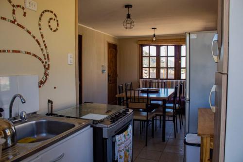 een keuken met een wastafel en een fornuis top oven bij Aldea Biocultural Ayelen in Piedra Lisa