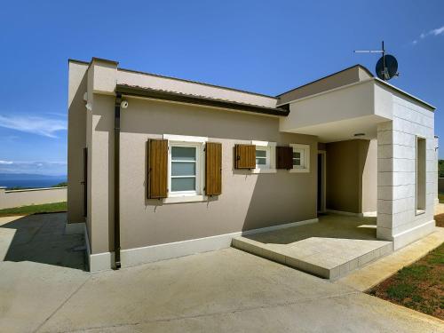 Luxurious Holiday Home with Pool in Kavran