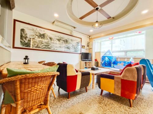 a living room with a table and chairs at Yu Hsuan Homestay in Taitung City