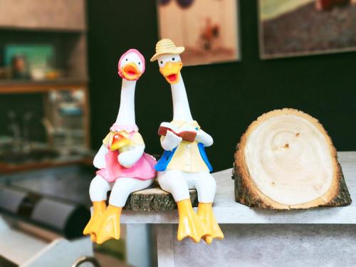 two rubber ducks are sitting on a table at Yu Hsuan Homestay in Taitung City