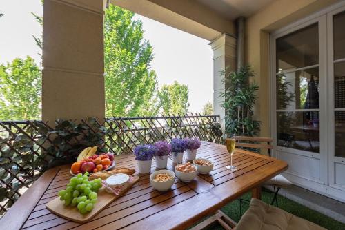 - une table en bois avec des fruits et des légumes sur une terrasse couverte dans l'établissement La vallée village centre Disneyland Paris, à Serris