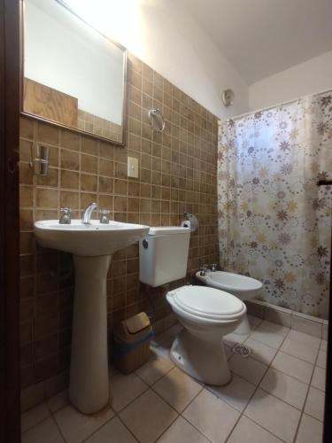 La salle de bains est pourvue de toilettes et d'un lavabo. dans l'établissement La Casa de la Abuela Tilcara, à Tilcara