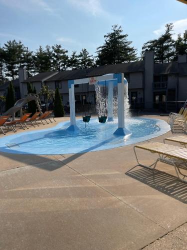 uma fonte no meio de uma piscina em Caribbean Club Resort em Wisconsin Dells