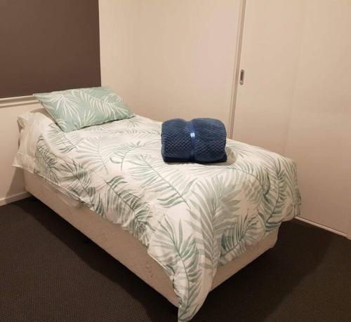 Ένα ή περισσότερα κρεβάτια σε δωμάτιο στο Homely and newly built place with a lot to do.