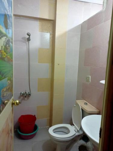 a bathroom with a toilet and a sink at ستوديو للايجار اليومي in Alexandria