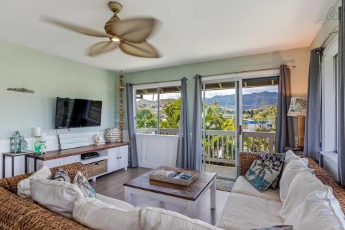- un salon avec un canapé et un ventilateur de plafond dans l'établissement Last Minute Opening! Island Style Homebase 2BR 1BA AC Full Kitchen, à Kailua