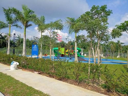 Bandar Puncak Alam的住宿－Izz Homestay Near UITM Puncak Alam，公园里一个带滑梯的游泳池