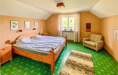1 dormitorio con 1 cama y 1 silla en Beautiful Home In Vrigstad With Kitchen en Vrigstad