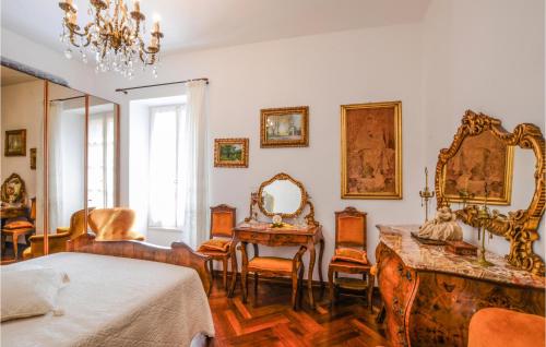 - une chambre avec un lit, une table et un miroir dans l'établissement Nice Apartment In Varese Ligure With 1 Bedrooms And Wifi, à Varese Ligure