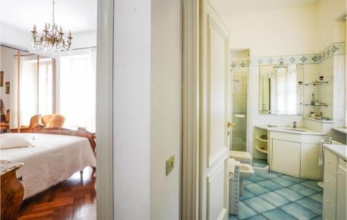 - une chambre avec un lit et une salle de bains pourvue d'un lavabo dans l'établissement Nice Apartment In Varese Ligure With 1 Bedrooms And Wifi, à Varese Ligure